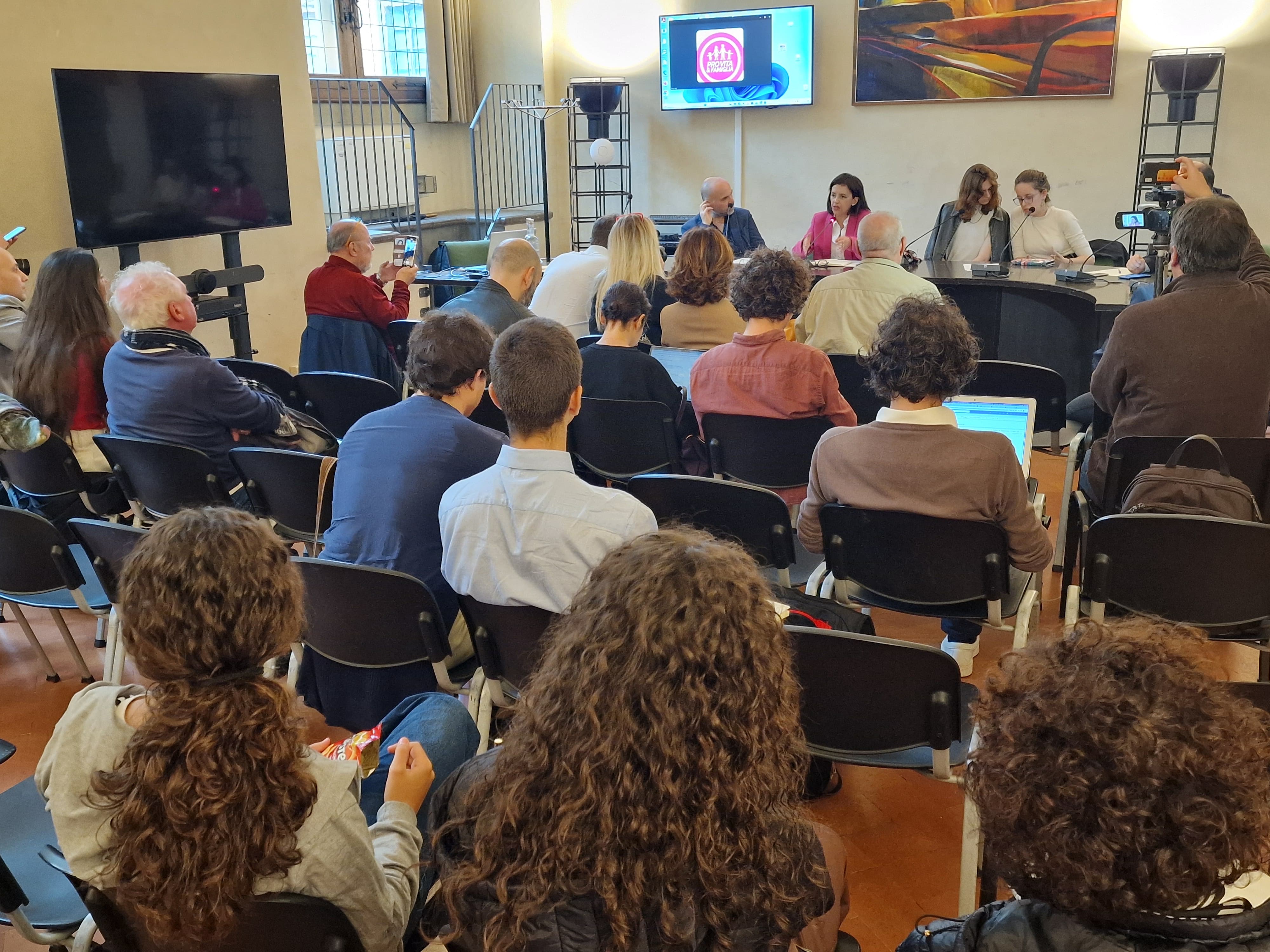 Firenze. La detransitioner americana Luka Hein a Palazzo Vecchio: «Così la comunità Lgbtq mi ha ingannata». Scortati dalle forze dell’ordine a causa di contro-manifestazione transfemminista 1